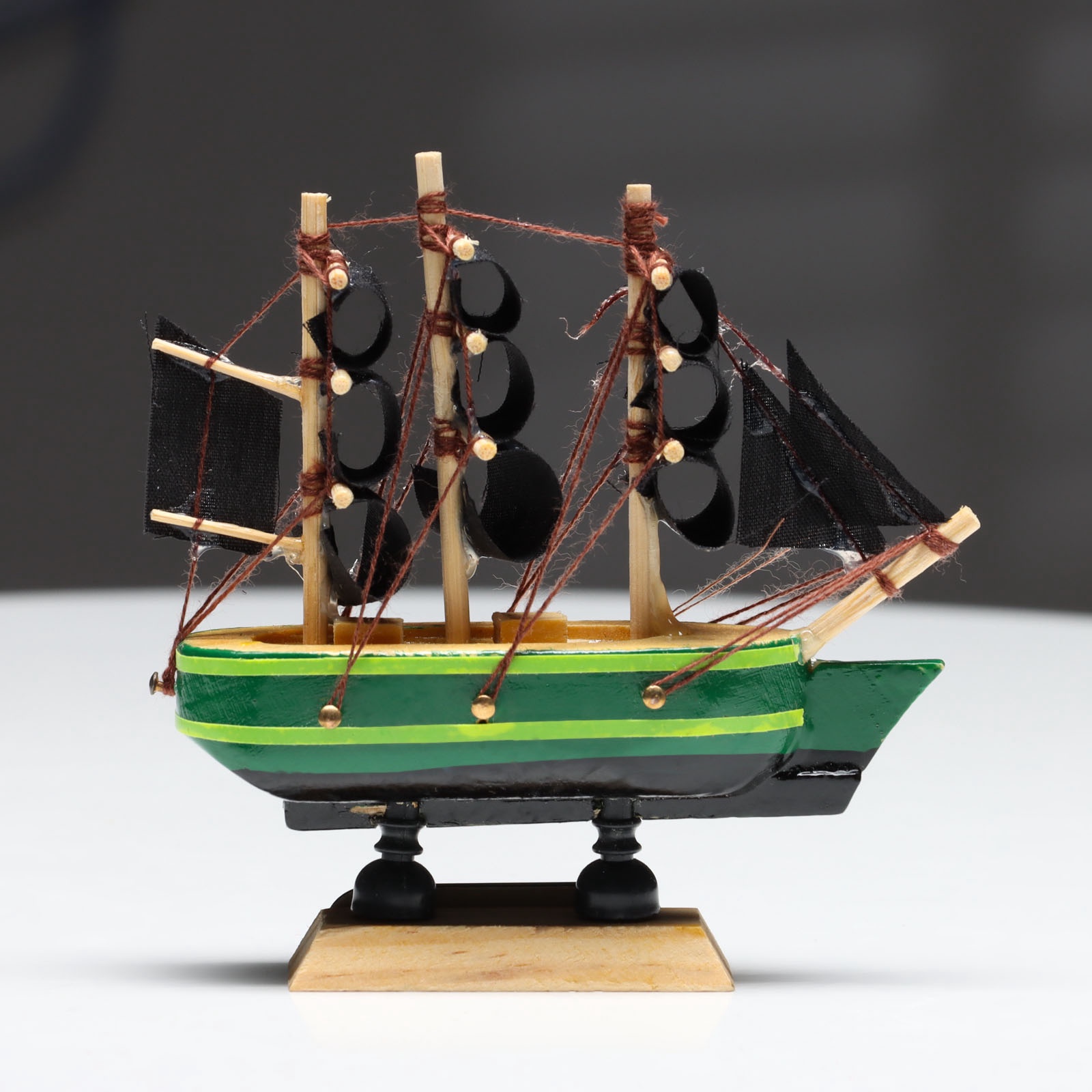 Корабль «Дункан», 10х3х10 см, зеленый корпус, черные паруса 4415135