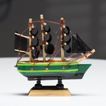 Корабль «Дункан», 10х3х10 см, зеленый корпус, черные паруса 4415135